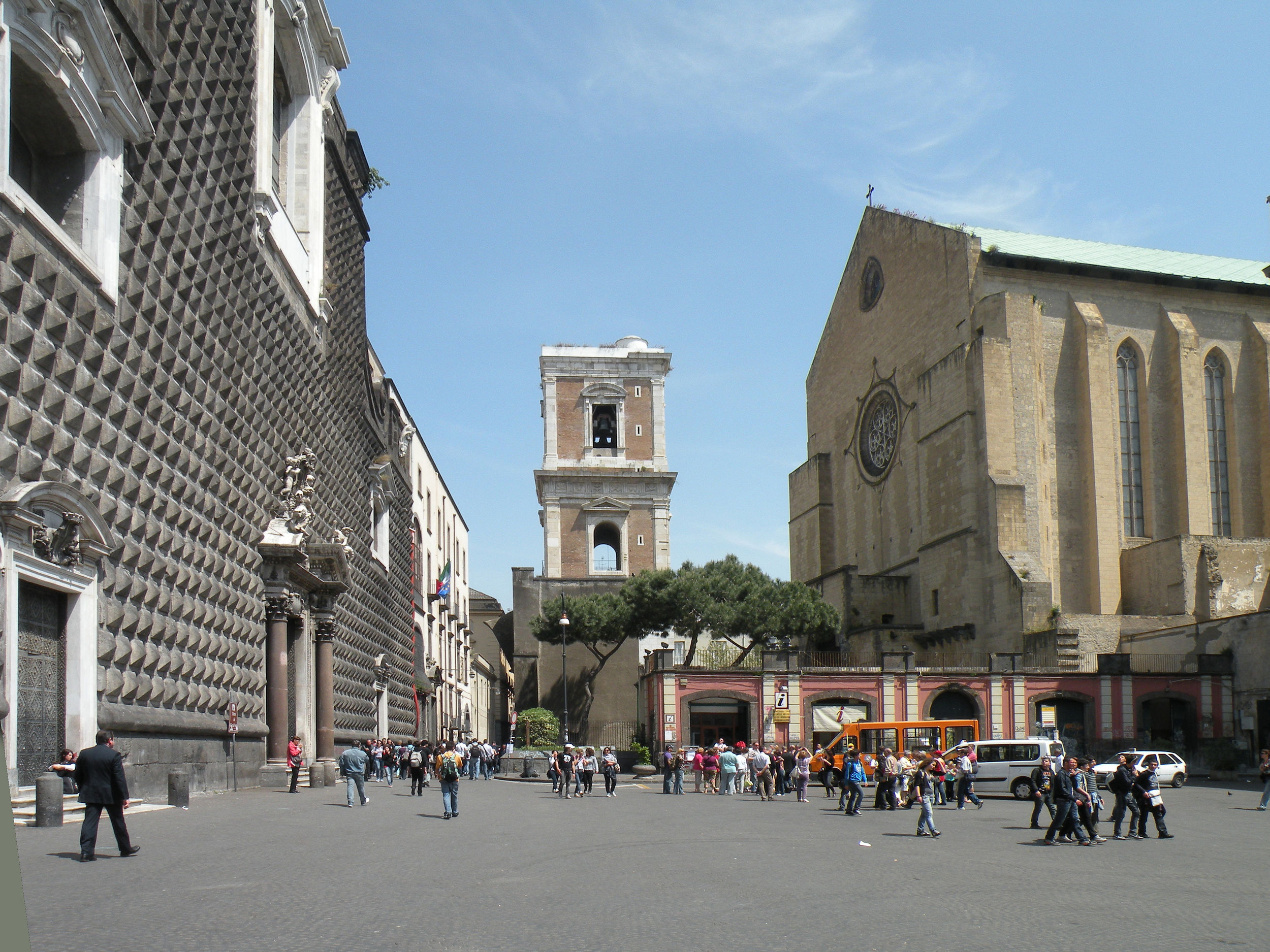Basilica_di_Santa_Chiara_(right)