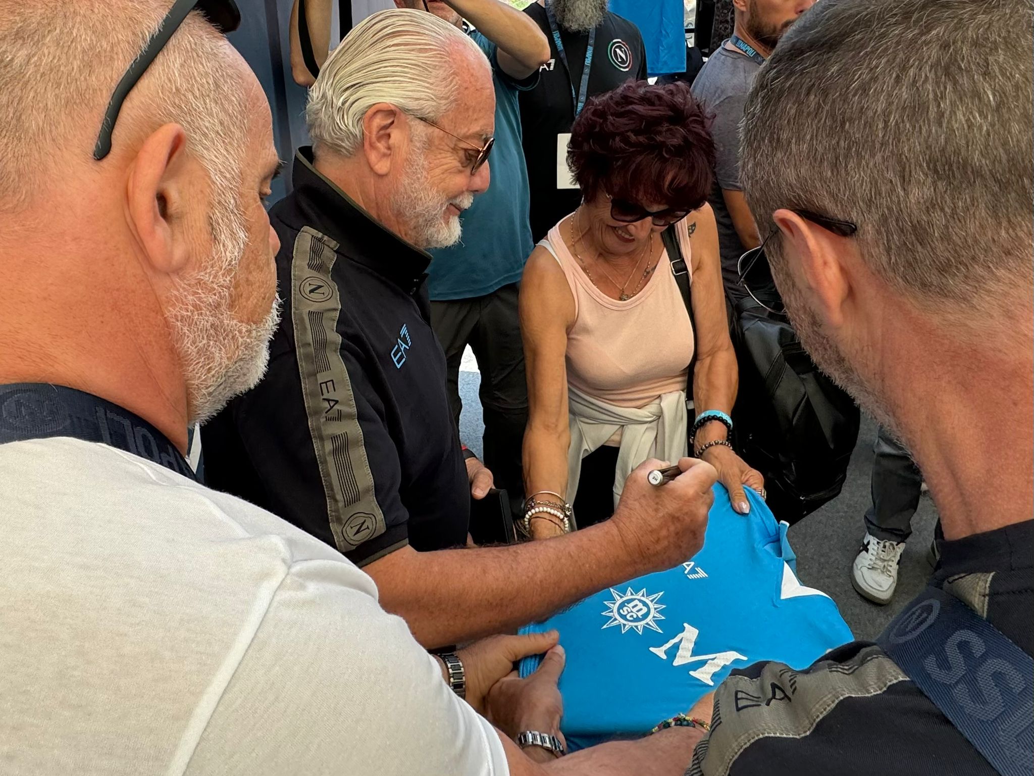 Aurelio De Laurentiis firma la maglietta ad una tifosa