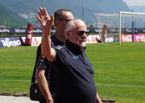 Aurelio De Laurentiis saluta i tifosi