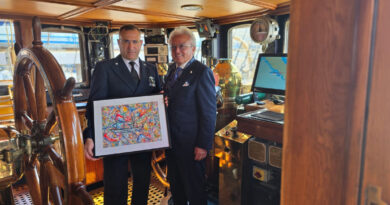 Un dipinto donato dal pittore Mattia Fiore rimarrà a bordo della nave militare Amerigo Vespucci