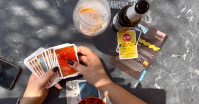 È l’estate dei giochi da tavolo: 10 titoli da portare sotto l’ombrellone (senza riempire la valigia)
