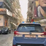 Spari nella notte in strada a Napoli, feriti due giovani: 22enne in prognosi riservata