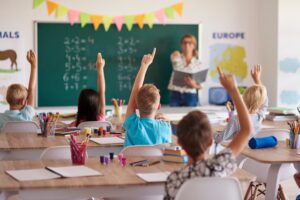studenti-che-conoscono-la-risposta-corretta_329181-14271
