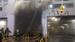 traghetto incendio