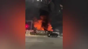 capannone in fiamme