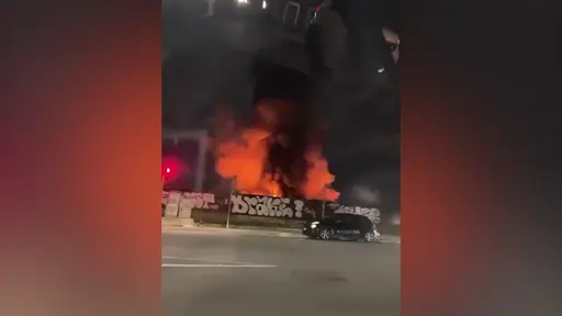 capannone in fiamme