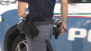 poliziotto pistola