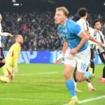 Il Napoli batte 2-1 la Juve e torna in cima, brilla Hojlund