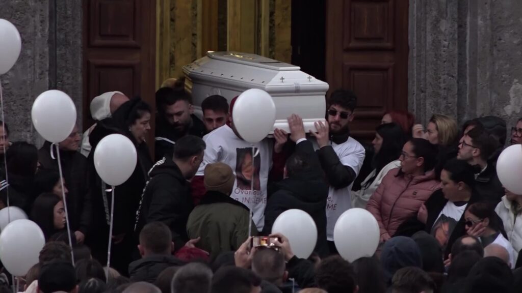 20260209--TG-2. Lacrime e applausi ai funerali di Jlenia, fratello resta in cella - frame at 0m4s