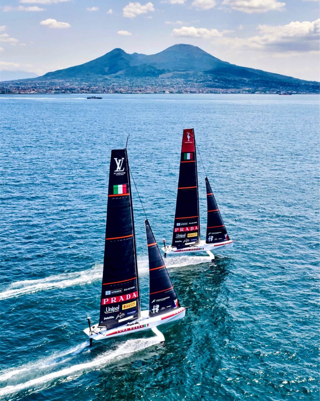 Luna_Rossa_nel_Golfo_di_Napoli