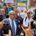 Campi Flegrei, flashmob al Comune di Pozzuoli. Sangiuliano “Chiedere lo stato di emergenza”