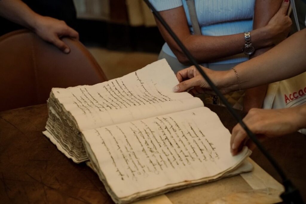 “Il fuoco” accende le stanze dell’Archivio di Stato di Napoli: il teatro dà voce alle storie custodite nella memoria della città