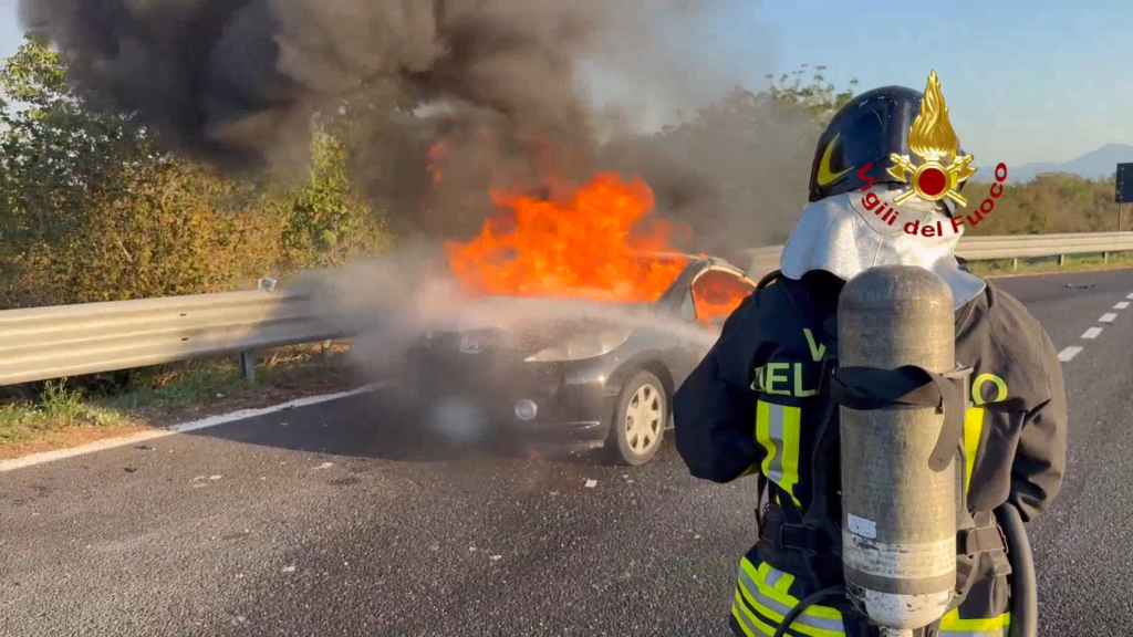auto in fiamme autostrada